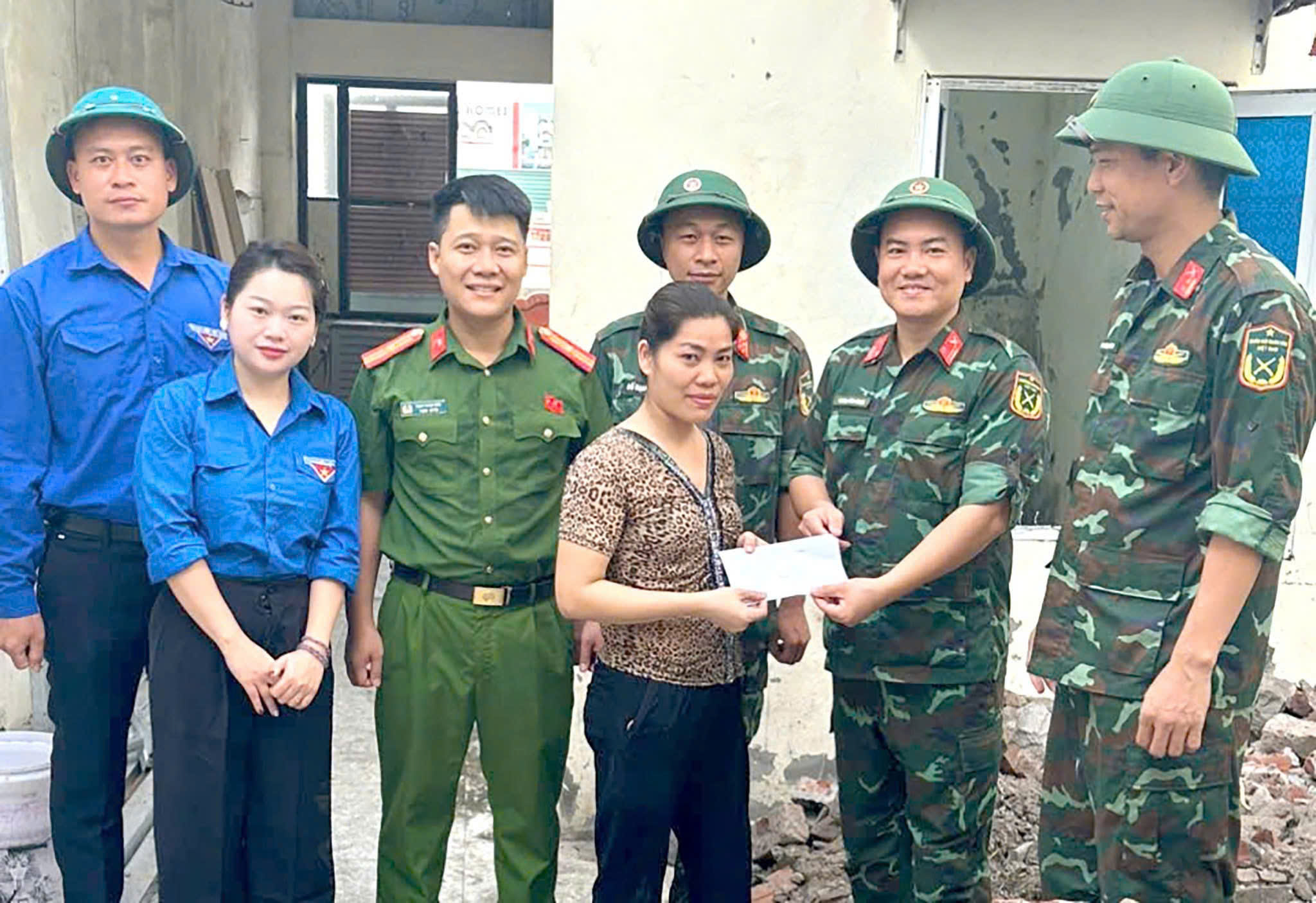 Công an xã Nam Sách hỗ trợ sửa chữa nhà ở cho gia đình chính sách